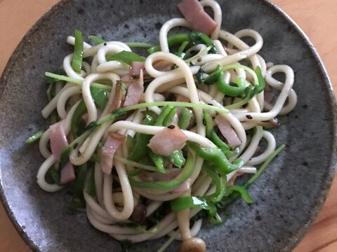 ピーマンと豆苗、しめじ、ベーコンの黒ごま焼うどん